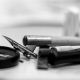 Primer plano en blanco y negro de una pluma de caligrafía y herramientas de escritura en el taller de la Asociación Asturias Caligrafía.