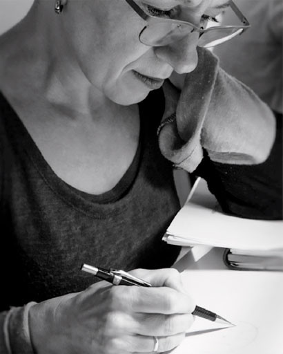 otografía de Marisa Lacarta, co-fundadora de la Asociación Asturias Caligrafía, en el espacio de trabajo del taller.